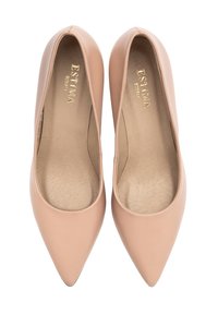 Beżowe lakierowane szpilki z ostrym noskiem, gładką fakturą i wyściełaną podeszwą. Logo widoczne wewnątrz buta.