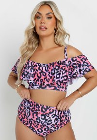 Tvådelad bikini-set med volang, off-shoulder topp och hög midja underdelar, designad med ett rosa och lila leopardmönster.