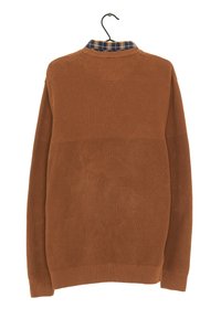Maglione marrone a maglia con texture a coste appeso a un gruccia nera, che mostra il retro con un colletto a quadri blu navy e giallo che spunta.