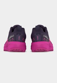 Ζευγάρι μαύρα και ροζ παπούτσια για τρέξιμο σε μονοπάτια, εμφανιζόμενα από πίσω, με τα λογότυπα «ALTRA» και «GTR» στις γλωττίδες της φτέρνας και στις ενδιάμεσες σόλες.