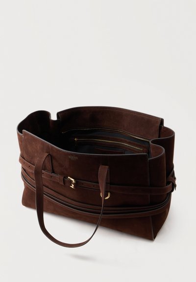 Τσάντα ώμου από σκουρό καφέ δέρμα με δύο λαβές, ρυθμιζόμενο λουρί με αγκράφα και εσωτερικές θήκες με φερμουάρ, ανοιχτή, σε ουδέτερο φόντο.
