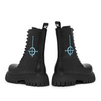 Μαύρες δερμάτινες στρατιωτικές μπότες με χοντρή σόλα, που διαθέτουν μπλε γραφικά αξεσουάρ και σχέδιο με κορδόνια. Ξεχωριστές θηλιές στους τακουνιές.