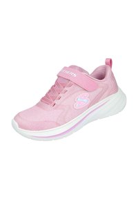 Zapatilla deportiva rosa con parte superior de malla, correa de velcro y cordones. Suela blanca con acentos rosas y detalle del logo en el lateral.