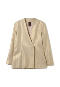 Blazer metálico dorado, de mangas largas, con diseño envolvente, dos bolsillos frontales, textura suave, sin cierres visibles, forro interior de color claro.