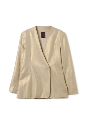 Blazer metálico dorado, de mangas largas, con diseño envolvente, dos bolsillos frontales, textura suave, sin cierres visibles, forro interior de color claro.