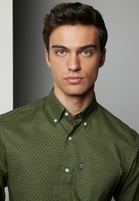Next EASY IRON PRINTED OXFORD REGULAR FIT - Cămașă - green dot