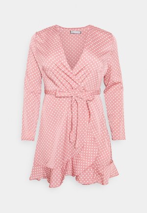 Roze wikkeljurk met witte polka dots, lange mouwen, V-hals, taillestrik en gerimpelde zoom.