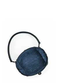 Musta nahkainen käsilaukku, jolla on pyöreä muoto ja sileä pinta, sisäpuolella sininen mokka ja yksi olkahihna.