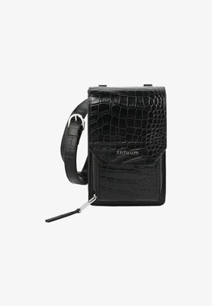 Crna tašna preko tijela s teksturiranim uzorkom krokodilske kože. Sadrži magnetski poklopac, podesivu traku i srebrni hardver. Elegantan dizajn.