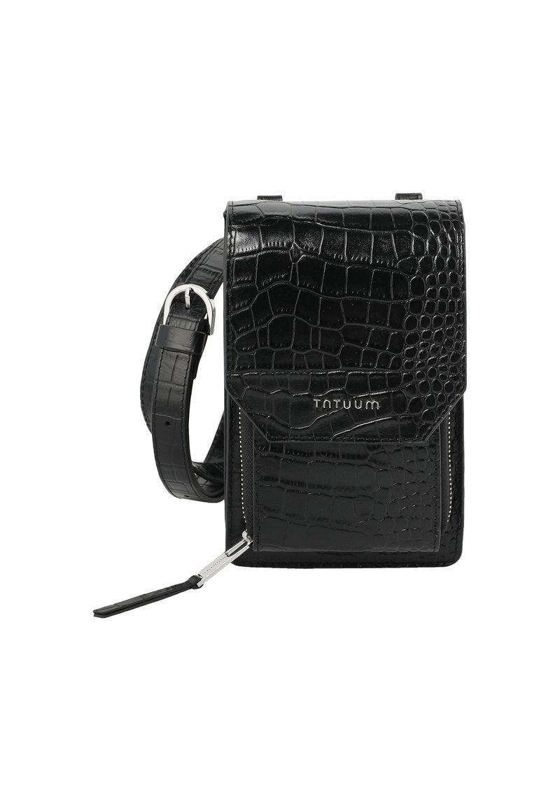 Sort crossbody taske med et struktureret krokodillemønster. Har en magnetlås, justerbar rem og hardware i sølvfarvet metal. Slankt design.