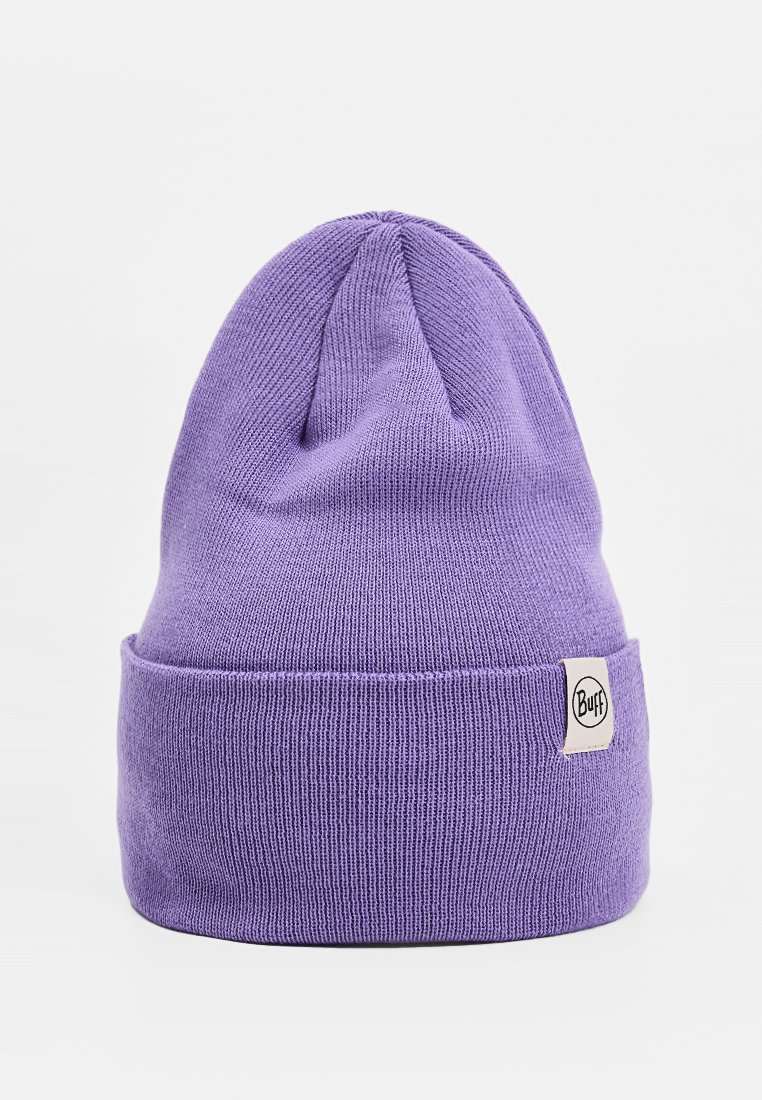 Lila stickad mössa med uppvikt kant, som har en liten rund etikett med "Buff"-loggan på sidan. Slät textur, enkel design.