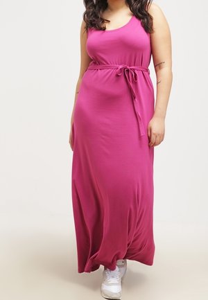 Fuchsia maxi kjole i blødt stof med en tank top design, smalnet i taljen med et bånd. Samlet med hvide sneakers.