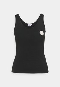 Débardeur noir en tissu lisse, avec un col rond et des bretelles larges. Il comporte un logo circulaire FILA sur le devant.