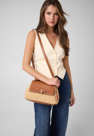 Guess, MAGGIE SCHULTERTASCHE - Sac à main - braun