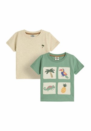 To korteærmede T-shirts. Den ene er beige med et palmetrædesign, den anden er grøn med et kvadratisk grafik, der viser et palmetræ, en tukan, et chameleon og en ananas.