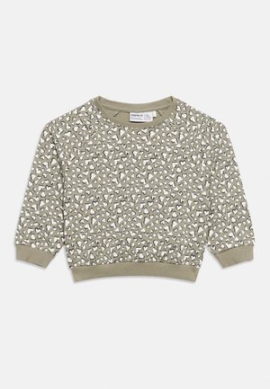 Ανοιχτό ελιάς πράσινο παιδικό πουλόβερ με λευκά και μπεζ σχέδια καρδιών, στρογγυλή λαιμόκοψη και ριμπ μανσέτες και τελείωμα.