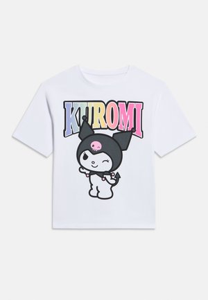 T-shirt blanc à manches courtes avec le texte coloré « KUROMI » et un personnage de dessin animé faisant un clin d'œil, portant une capuche noire ornée d'un crâne et une queue de diable.