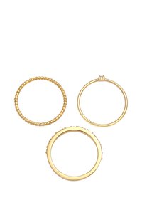 Drei goldene Ringe: einer mit einem gewundenen Design, einer glatt und rund, und einer mit einem strukturierten Perlenakzent. Alle besitzen eine glänzende Oberfläche.