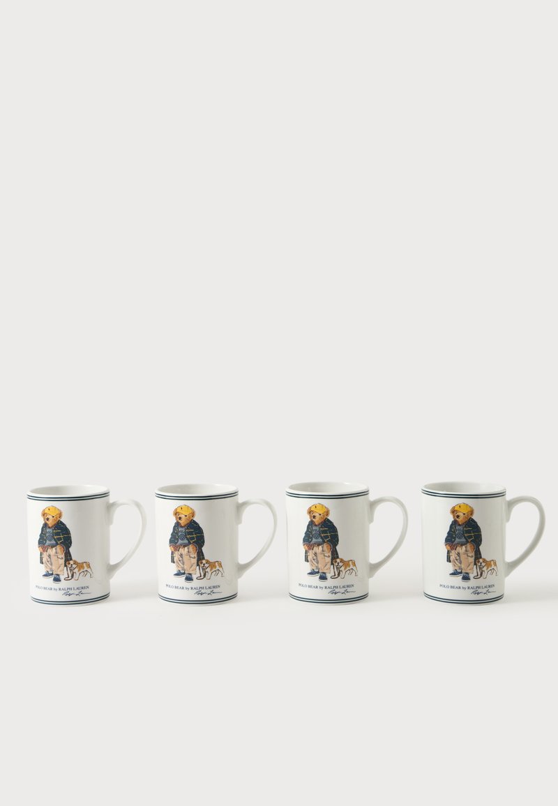 Quatre tasses en céramique blanche avec anse, chacune présentant un ours portant une veste et un pantalon à côté d'une illustration d'un petit chien.
