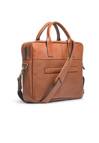Sac à ordinateur en cuir brun avec double poignée, sangle d'épaule amovible et fermeture éclair. Présente une surface texturée et un design minimaliste.