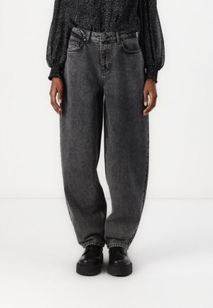 Jeans grigi a gamba larga con vita alta, realizzati in tessuto denim, caratterizzati da un classico design a cinque tasche e una vestibilità strutturata.