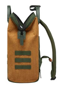 Zaino in velluto a coste marrone e verde con un design a risvolto, zipper nera, spallacci verdi e tre dettagli a strisce verdi. Superficie texturizzata.