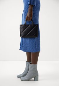Calvin Klein Jeans MICRO TOTE  - Borsa a mano - black