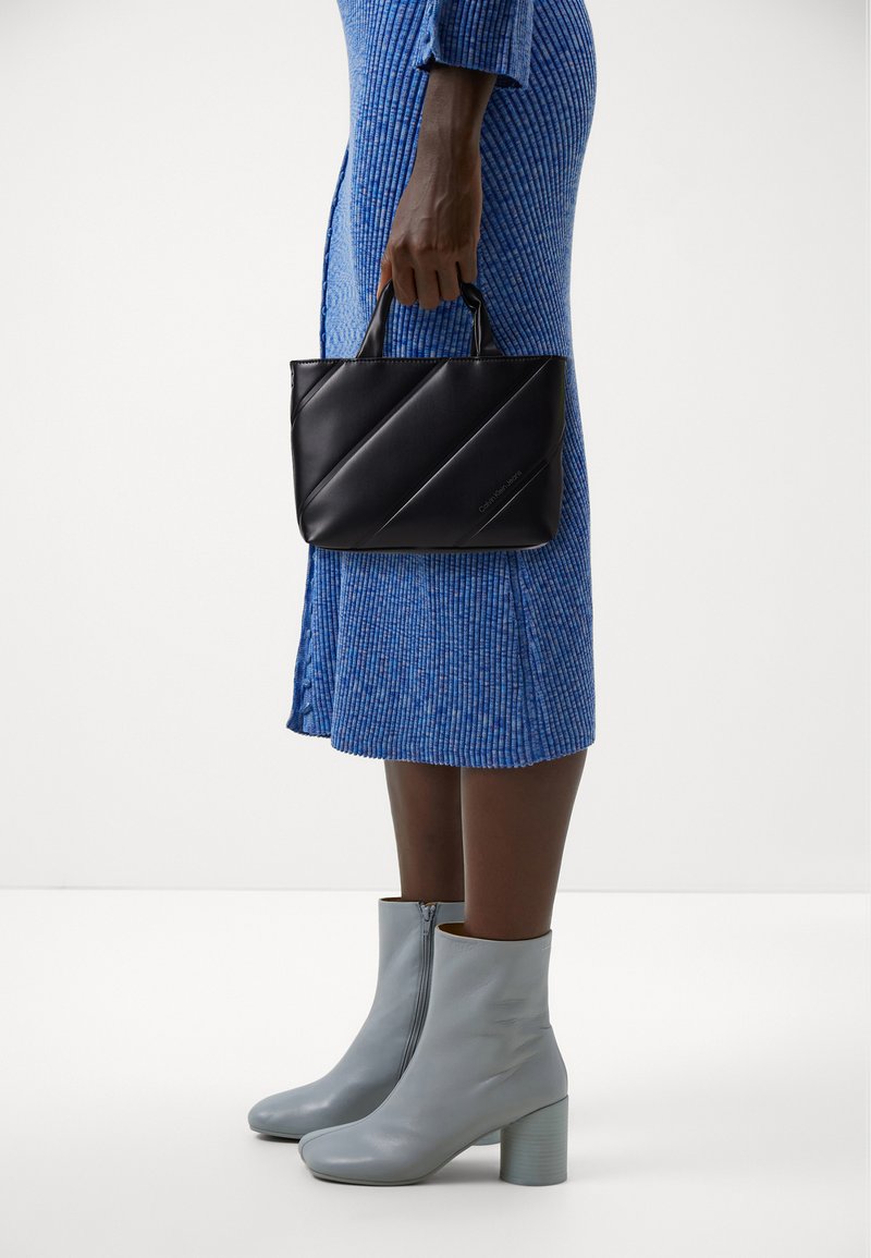 Calvin Klein Jeans MICRO TOTE  - Borsa a mano - black