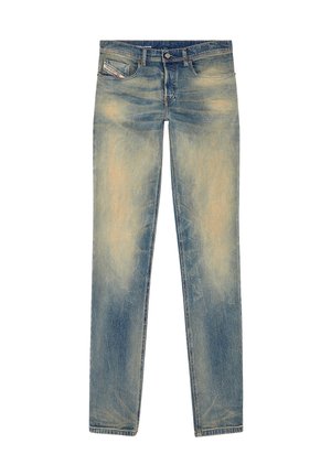 Jeans in denim blu con finitura invecchiata, design a gamba dritta, cinque tasche e chiusura con bottone. Leggera usura sulla texture del tessuto.
