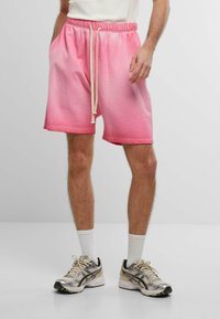 Rozā dip-dye šorti ar elastīgu jostu, aukliņu un sānu kabatām. Audums ir mīksts un gluds.