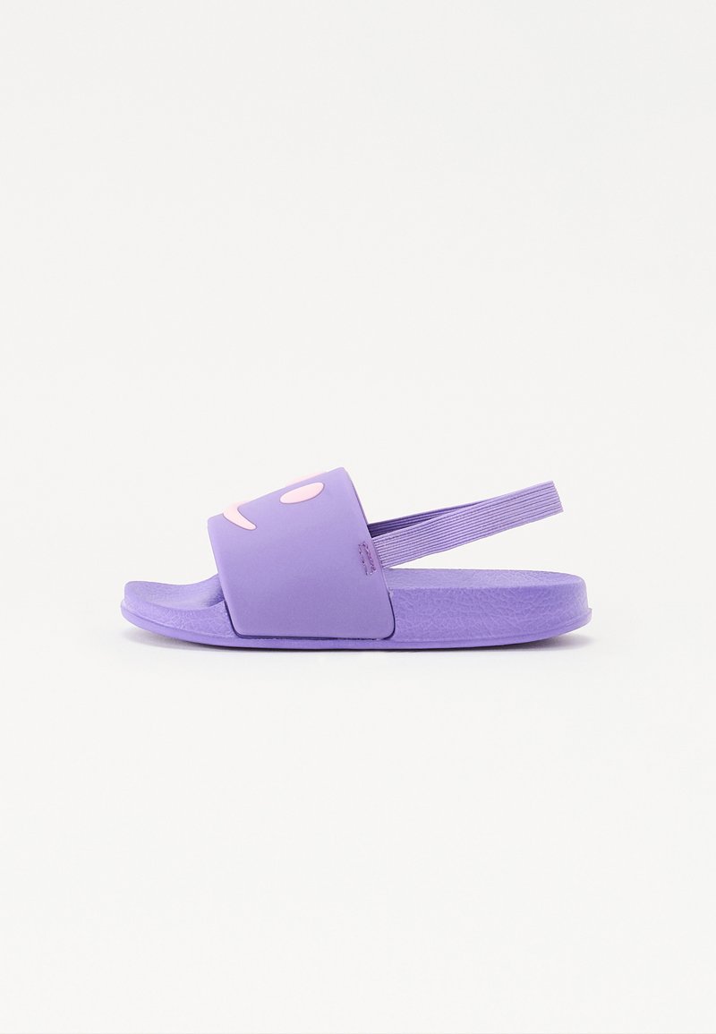 Lilla sklisandal med bred rem som har rosa detaljer. Laget av glatt, slitesterkt materiale med en teksturert såle og solid såle.