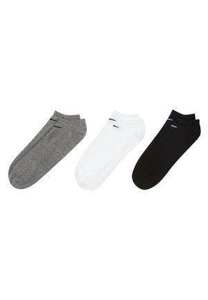 Drei Paar Knöchel-Socken in Grau, Weiß und Schwarz. Jede Socke hat einen gerippten Bund und eine glatte Textur mit minimaler Markenkennzeichnung.