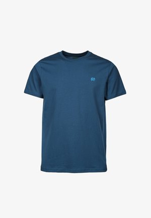 Camiseta de algodón azul de manga corta con cuello redondo y pequeño logo de elefante bordado en azul claro en el lado izquierdo del pecho.