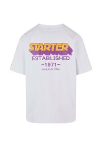 Hvit bomull t-skjorte med korte ermer, med stort lilla og gult merkevaretekst på baksiden som leser "STARTER ESTABLISHED 1971."
