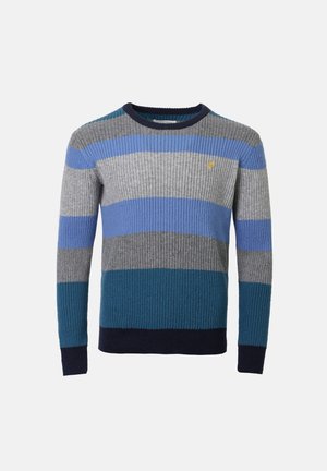 Gebreide trui met horizontale strepen in grijstinten, blauw en teal, voorzien van ribbelstructuur en een marineblauwe kraag en boorden. Kleine logodetail.