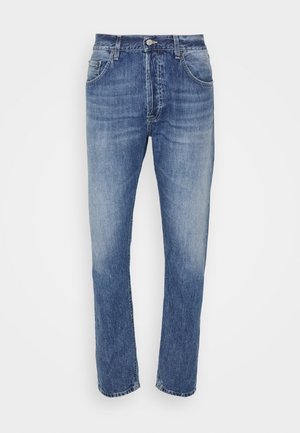 Jeans in denim blu chiaro con design a gamba dritta, caratterizzati da zone sbiadite, stile a cinque tasche e chiusura con bottoni.