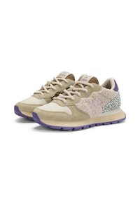 Sneakers beige con accenti viola, realizzati in suede e tessuto testurizzato. Suola morbida, chiusura con lacci e un distintivo motivo a macchie sul retro.