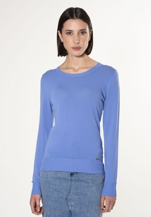 Maglione azzurro chiaro a maniche lunghe con scollatura rotonda, polsini e orlo a coste, texture liscia e un piccolo logo dettagliato in basso.