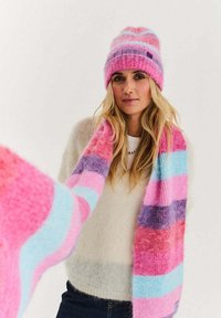 Zestaw czapki i szalika w paski w kolorach różowym, niebieskim i fioletowym, wykonany na drutach, o miękkiej, puszystej fakturze i dopasowanych, wyrazistych kolorach.