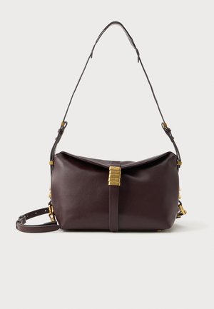 Sac à épaule en cuir brun foncé avec des sangles réglables et un détail de fermoir en ton doré gravé "PINKO" sur un fond uni.