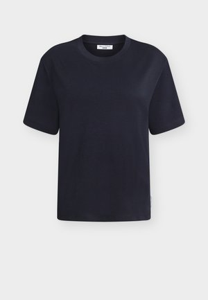 Camiseta negra lisa de manga corta con cuello redondo, con una pequeña etiqueta de tela en el costado y una etiqueta dentro del cuello.