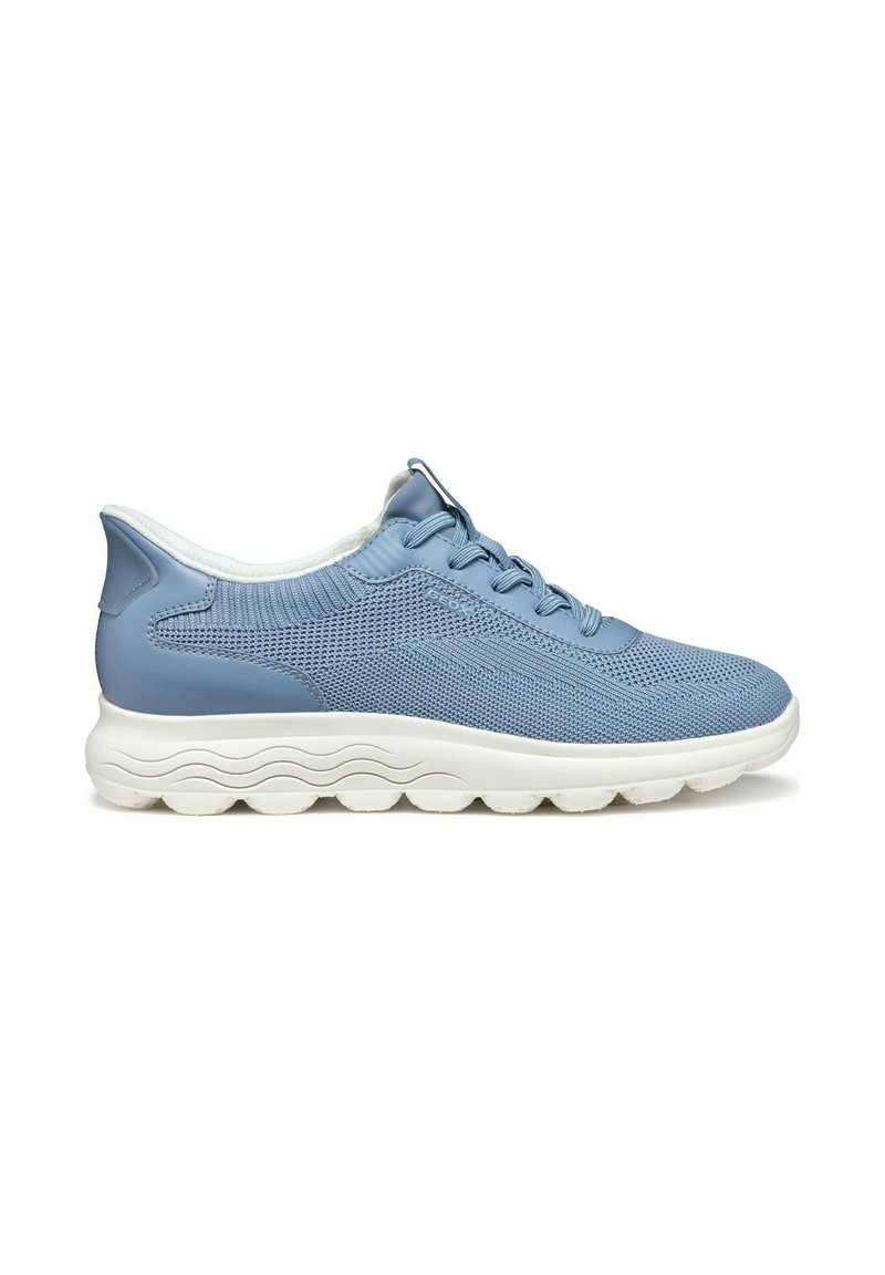 Baskets de sport bleu clair avec un dessus en tricot texturé, des accents en cuir lisse et une semelle blanche rembourrée avec des rainures ondulées.
