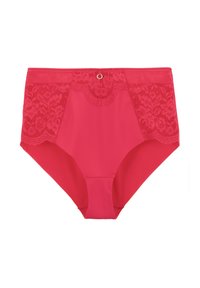 Culotte rouge taille haute avec un design en dentelle, en tissu lisse semblable à du satin, ornée de décorations et de motifs en dentelle intriqués sur les côtés.