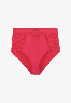 Culotte rouge taille haute avec un design en dentelle, en tissu lisse semblable à du satin, ornée de décorations et de motifs en dentelle intriqués sur les côtés.