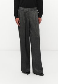 Wijde broek van metallic stof, met een hoge taille, voorplooien en een stijlvolle, gestructureerde zwarte afwerking.