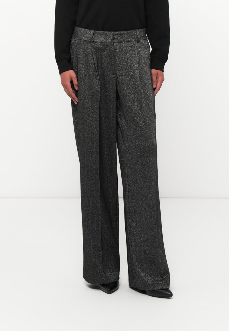 Wijde broek van metallic stof, met een hoge taille, voorplooien en een stijlvolle, gestructureerde zwarte afwerking.