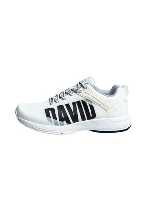 Weißer Sportschuh mit grauen Schnürsenkeln, schwarzem "DAVID"-Schriftzug an der Seite, gepolstertem Schaft und dickem Profilsohle mit griffiger Textur.