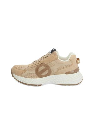 Beige Sportchuh mit einer Kombination aus strukturiertem Wildleder und Mesh-Obermaterial, einer klobigen weißen Sohle und einem braunen Logodetail an der Seite.