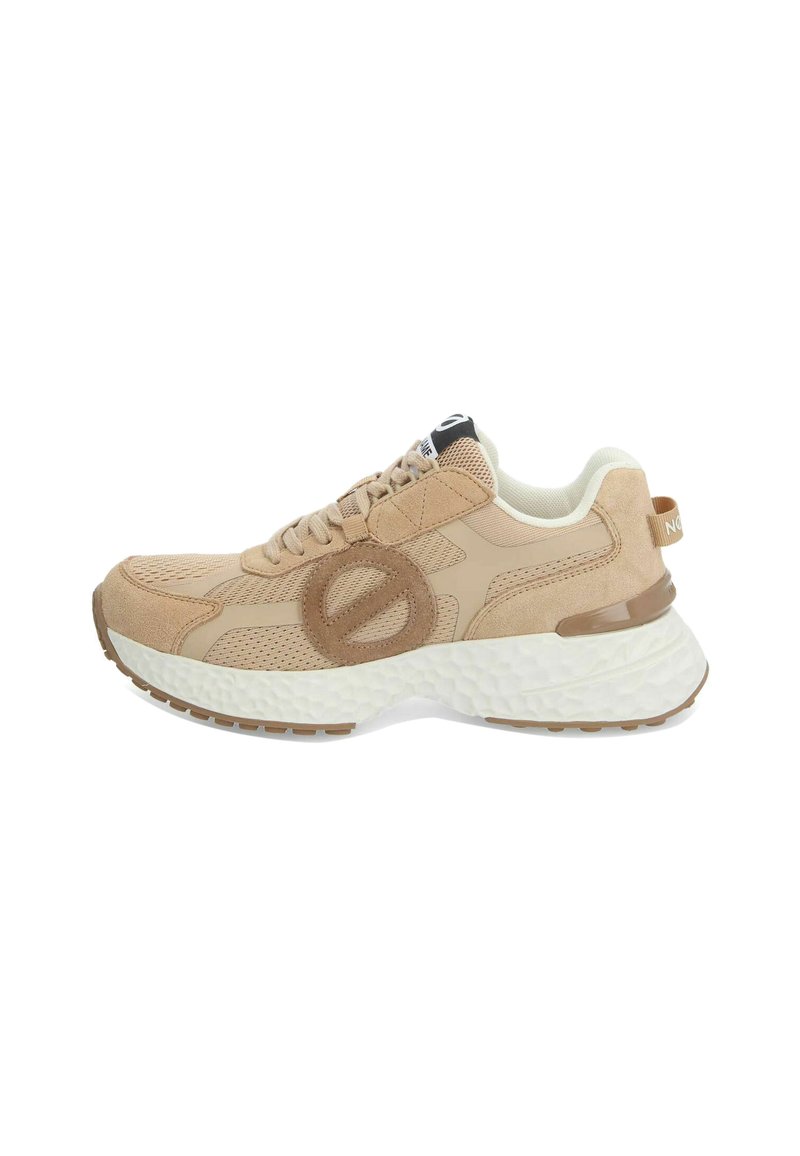Zapatilla deportiva beige con una combinación de ante texturizado y malla en la parte superior, una suela gruesa blanca y un detalle del logotipo marrón en el costado.
