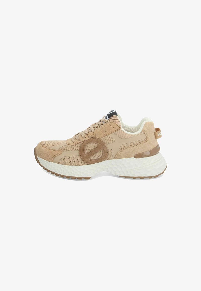 Baskets de sport beiges avec une combinaison de suède texturé et de maille sur le dessus, une semelle blanche épaisse, et un détail de logo marron sur le côté.